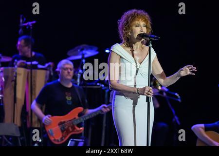 Marina Di Pietrasanta, Italien. August 2024. Fiorella Mannoia tritt live auf der Bühne des La Versiliana Festivals auf. (Foto: Stefano Dalle Luche/Pacific Press/SIPA USA) Credit: SIPA USA/Alamy Live News Stockfoto