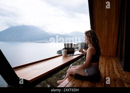 Fernarbeit mit malerischem Berg- und Seeblick in Guatemala Stockfoto