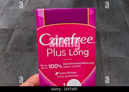 Sorglos Hygieneartikel von Johnson und Johnson. Johnson und Johnson ist ein weltweit tätiger US-amerikanischer Pharmazie- und Konsumgüterhersteller mit Hauptsitz in New Brunswick im US-Bundesstaat New Jersey. Das Unternehmen ist im Dow Jones Industrial gelistet. Es ist eines der grössten Gesundheitsunternehmen der Welt. Die Pharmasparte firmiert in erster Linie unter Janssen Pharmaceutica und machte 2022 rund 52,6 Milliarden US-Dollar Umsatz. Es gibt auch OTC, bzw. Medizinprodukte-Sparten *** Sorgenfreie Hygieneprodukte von Johnson und Johnson Johnson Johnson und Johnson ist ein weltweit tätiges US-pharmazeutikum Stockfoto