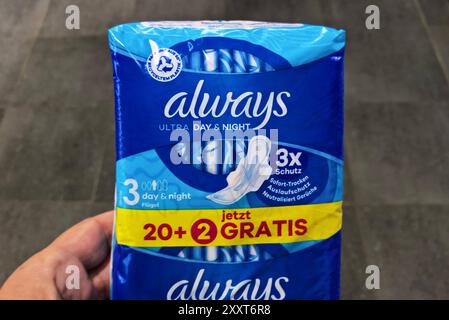 Always Ultra - Damenhygiene der Procter and Gamble Company. In den Vereinigten Staaten, Grossbritannien und Frankreich führte Procter und Gamble 1983 die Marke Always ein. In Deutschland sind die Produkte seit Sommer 1991 im Handel. Unter anderen Markennamen werden sie heute auch in anderen Ländern vertrieben. 1986 präsentierte Mops die Always Plus. 1991 folgte die Always Ultra, die aufgesaugte Flüssigkeit in auslaufsicheren Gel verwandelt und darum weitaus dünner sein konnte als bisherige Binden. In der 2008 herausgebrachten Always Infinity wird das noch stärker Bindende Material Flex Foam Stockfoto