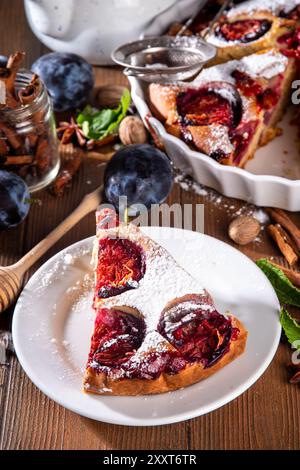Herbst New york Pflaumenkuchen, leckere Zimt Gewürze Pflaumentorte Kuchen auf rustikalem gemütlichen hölzernen Hintergrund, Kopierraum Stockfoto