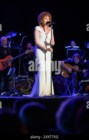 Marina Di Pietrasanta, Italien. August 2024. Fiorella Mannoia tritt live auf der Bühne des La Versiliana Festivals auf. (Foto: Stefano Dalle Luche/Pacific Press/SIPA USA) Credit: SIPA USA/Alamy Live News Stockfoto