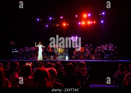 Marina Di Pietrasanta, Italien. August 2024. Fiorella Mannoia tritt live auf der Bühne des La Versiliana Festivals auf. (Foto: Stefano Dalle Luche/Pacific Press/SIPA USA) Credit: SIPA USA/Alamy Live News Stockfoto