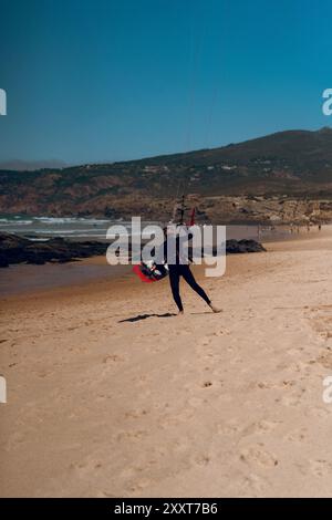 Mann Kitesurfer am Strand. Stockfoto