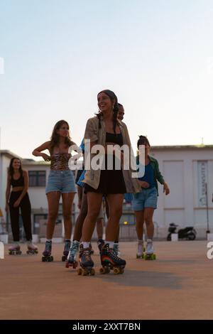 Frauen tanzen auf der Promenade bei Sonnenuntergang. Stockfoto