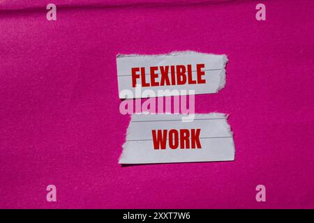 Flexible Arbeitsbotschaft auf zerrissenen Papierstücken mit rosa Hintergrund. Konzeptionelles flexibles Arbeitssymbol. Kopierbereich. Stockfoto