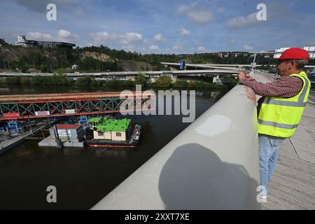 Prag, Tschechische Republik. August 2024. Transport der letzten und größten Stahlkonstruktion per Schiff von Velka Chuchle zur Baustelle der Dvorecky Brücke in Prag, Tschechische Republik, 26. August 2024. Quelle: Michaela Rihova/CTK Photo/Alamy Live News Stockfoto