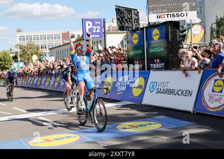 25. August 2024, Saarland, Saarbrücken: Der Däne Mads Pedersen vom Team Lidl-Trek gewinnt die vierte Etappe im Sprint auf der Heimgerade und gewinnt auch die Gesamtwertung der Deutschland Tour. Foto: Daniel Löb/dpa Stockfoto