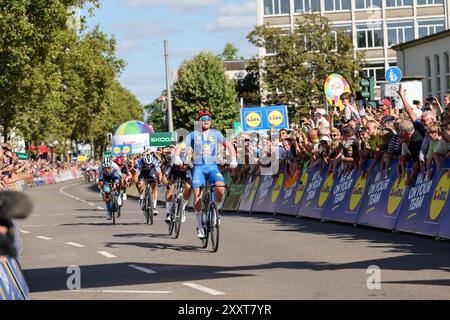 25. August 2024, Saarland, Saarbrücken: Der Däne Mads Pedersen vom Team Lidl-Trek gewinnt die vierte Etappe im Sprint auf der Heimgerade und gewinnt auch die Gesamtwertung der Deutschland Tour. Foto: Daniel Löb/dpa Stockfoto