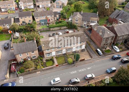 Luftbild der Stadt Heckmondwike Wakefield in Großbritannien, mit einem typischen britischen Wohnhaus mit einem Parkschild auf der Straße, auf dem Permi steht Stockfoto