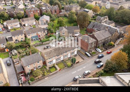 Luftbild der Stadt Heckmondwike Wakefield in Großbritannien, mit einem typischen britischen Wohnhaus mit einem Parkschild auf der Straße, auf dem Permi steht Stockfoto