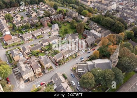 Luftbild der Stadt Heckmondwike Wakefield in Großbritannien, mit einem typischen britischen Wohnhaus mit einem Parkschild auf der Straße, auf dem Permi steht Stockfoto