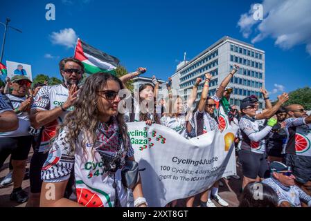 „Radfahrer von Cycling4Gaza“ versammeln sich am Holocaust-Denkmal auf dem Carnegieplein und hören Reden während der Cycling4Justice-Kampagne 2024. Cycling4Justice Campaign in den Haag. Cycling4Gaza startete in Zusammenarbeit mit der Ajyal Foundation for Education die Cycling4Justice Campaign 2024. 100 Radfahrer aus 28 Ländern nahmen an der diesjährigen Veranstaltung Teil, von denen fast alle aus dem Nahen Osten nach Europa geflogen waren, wobei ein Mitglied aus Pakistan kam. Die diesjährige Veranstaltung widmete sich der Sensibilisierung für die 17-jährige Blockade und den anhaltenden Völkermord in Gaza. Die Kampagne brachte mehr Stockfoto