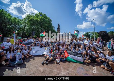 „Radfahrer von Cycling4Gaza“ versammeln sich am Holocaust-Denkmal auf dem Carnegieplein und hören während der 2024 stattfindenden Reden. Cycling4Justice Kampagne. Cycling4Justice Campaign in den Haag. Cycling4Gaza startete in Zusammenarbeit mit der Ajyal Foundation for Education die Cycling4Justice Campaign 2024. 100 Radfahrer aus 28 Ländern nahmen an der diesjährigen Veranstaltung Teil, von denen fast alle aus dem Nahen Osten nach Europa geflogen waren, wobei ein Mitglied aus Pakistan kam. Die diesjährige Veranstaltung widmete sich der Sensibilisierung für die 17-jährige Blockade und den anhaltenden Völkermord in Gaza. Die Kampagne brachte mehr hervor Stockfoto