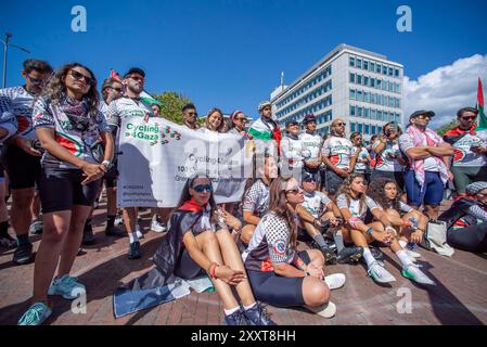 „Radfahrer von Cycling4Gaza“ versammeln sich am Holocaust-Denkmal auf dem Carnegieplein und hören Reden während der Cycling4Justice-Kampagne 2024. Cycling4Justice Campaign in den Haag. Cycling4Gaza startete in Zusammenarbeit mit der Ajyal Foundation for Education die Cycling4Justice Campaign 2024. 100 Radfahrer aus 28 Ländern nahmen an der diesjährigen Veranstaltung Teil, von denen fast alle aus dem Nahen Osten nach Europa geflogen waren, wobei ein Mitglied aus Pakistan kam. Die diesjährige Veranstaltung widmete sich der Sensibilisierung für die 17-jährige Blockade und den anhaltenden Völkermord in Gaza. Die Kampagne brachte mehr Stockfoto