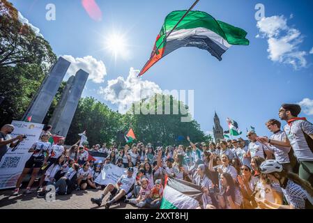 „Radfahrer von Cycling4Gaza“ versammeln sich am Holocaust-Denkmal auf dem Carnegieplein und hören während der 2024 stattfindenden Reden. Cycling4Justice Kampagne. Cycling4Justice Campaign in den Haag. Cycling4Gaza startete in Zusammenarbeit mit der Ajyal Foundation for Education die Cycling4Justice Campaign 2024. 100 Radfahrer aus 28 Ländern nahmen an der diesjährigen Veranstaltung Teil, von denen fast alle aus dem Nahen Osten nach Europa geflogen waren, wobei ein Mitglied aus Pakistan kam. Die diesjährige Veranstaltung widmete sich der Sensibilisierung für die 17-jährige Blockade und den anhaltenden Völkermord in Gaza. Die Kampagne brachte mehr hervor Stockfoto