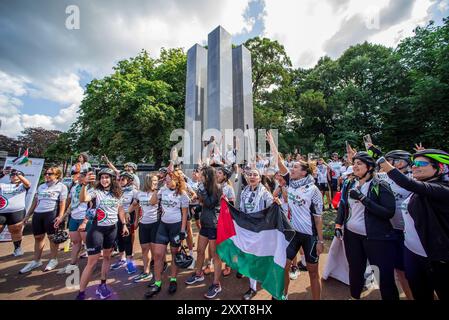 „Radfahrer von Cycling4Gaza“ versammeln sich am Holocaust-Denkmal auf dem Carnegieplein und hören Reden während der Cycling4Justice-Kampagne 2024. Cycling4Justice Campaign in den Haag. Cycling4Gaza startete in Zusammenarbeit mit der Ajyal Foundation for Education die Cycling4Justice Campaign 2024. 100 Radfahrer aus 28 Ländern nahmen an der diesjährigen Veranstaltung Teil, von denen fast alle aus dem Nahen Osten nach Europa geflogen waren, wobei ein Mitglied aus Pakistan kam. Die diesjährige Veranstaltung widmete sich der Sensibilisierung für die 17-jährige Blockade und den anhaltenden Völkermord in Gaza. Die Kampagne brachte mehr Stockfoto