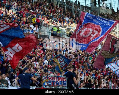 Hamburg, Deutschland. August 2024. Gaesteblock, Fans vom FC Heidenheim. FC St. Pauli vs. FC Heidenheim, 1. Bundesliga, 1. Spieltag, Fussball, Spielzeit 2024/2025, 25.08.2024 Foto: Eibner-Pressefoto/ Stephanie Zerbe DFB/DFL-VORSCHRIFTEN VERBIETEN JEDE VERWENDUNG VON FOTOGRAFIEN ALS BILDSEQUENZEN UND/ODER QUASI-VIDEO/dpa/Alamy Live News Stockfoto