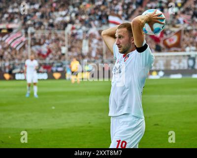 Hamburg, Deutschland. August 2024. Jonas Foehrenbach (FC Heidenheim #19) beim Einwurf GER, FC St. Pauli vs. FC Heidenheim, 1. Bundesliga, 1. Spieltag, Fussball, Spielzeit 2024/2025, 25.08.2024 Foto: Eibner-Pressefoto/ Stephanie Zerbe DFB/DFL-VORSCHRIFTEN VERBIETEN JEDE VERWENDUNG VON FOTOGRAFIEN ALS BILDSEQUENZEN UND/ODER QUASI-VIDEO/dpa/Alamy Live News Stockfoto