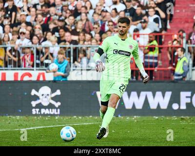 Hamburg, Deutschland. August 2024. Nikola Vasilj (FC St. Pauli #22) GER, FC St. Pauli vs. FC Heidenheim, 1. Bundesliga, 1. Spieltag, Fussball, Spielzeit 2024/2025, 25.08.2024 Foto: Eibner-Pressefoto/ Stephanie Zerbe DFB/DFL-VORSCHRIFTEN VERBIETEN JEDE VERWENDUNG VON FOTOGRAFIEN ALS BILDSEQUENZEN UND/ODER QUASI-VIDEO/dpa/Alamy Live News Stockfoto