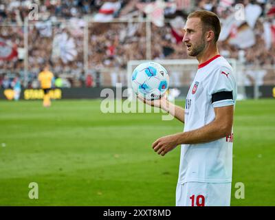 Hamburg, Deutschland. August 2024. Jonas Foehrenbach (FC Heidenheim #19) beim Einwurf GER, FC St. Pauli vs. FC Heidenheim, 1. Bundesliga, 1. Spieltag, Fussball, Spielzeit 2024/2025, 25.08.2024 Foto: Eibner-Pressefoto/ Stephanie Zerbe DFB/DFL-VORSCHRIFTEN VERBIETEN JEDE VERWENDUNG VON FOTOGRAFIEN ALS BILDSEQUENZEN UND/ODER QUASI-VIDEO/dpa/Alamy Live News Stockfoto