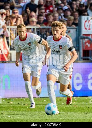 Hamburg, Deutschland. August 2024. Paul Wanner (FC Heidenheim #10) Maximilian Breunig (FC Heidenheim, #14) GER, FC St. Pauli gegen FC Heidenheim, 1. Bundesliga, 1. Spieltag, Fussball, Spielzeit 2024/2025, 25.08.2024 Foto: Eibner-Pressefoto/ Stephanie Zerbe DFB/DFL-VORSCHRIFTEN VERBIETEN JEDE VERWENDUNG VON FOTOGRAFIEN ALS BILDSEQUENZEN UND/ODER QUASI-VIDEO/dpa/Alamy Live News Stockfoto