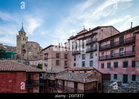 Blick vom Balkon der Plaza Mayor auf mittelalterliche Gebäude im künstlerischen historischen Zentrum von Albarracín, Teruel, Aragon, Spanien, mit sanftem Abend Stockfoto