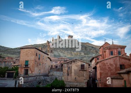 Panoramablick auf Albarracín, Teruel, Aragon, Spanien, mit der mittelalterlichen Altstadt und Mauern auf dem Hügel im Hintergrund Stockfoto