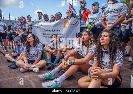 „Radfahrer von Cycling4Gaza“ versammeln sich am Holocaust-Denkmal auf dem Carnegieplein und hören Reden während der Cycling4Justice-Kampagne 2024. Cycling4Justice Campaign in den Haag. Cycling4Gaza startete in Zusammenarbeit mit der Ajyal Foundation for Education die Cycling4Justice Campaign 2024. 100 Radfahrer aus 28 Ländern nahmen an der diesjährigen Veranstaltung Teil, von denen fast alle aus dem Nahen Osten nach Europa geflogen waren, wobei ein Mitglied aus Pakistan kam. Die diesjährige Veranstaltung widmete sich der Sensibilisierung für die 17-jährige Blockade und den anhaltenden Völkermord in Gaza. Die Kampagne brachte mehr Stockfoto