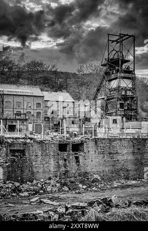 Stillgelegte, stillgelegte Kohlemine im Rhondda Valley, Südwales, Großbritannien. Moody. Trostlos. Konzept. Querformat. Schwarzweißbild. Stockfoto