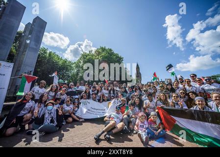 „Radfahrer von Cycling4Gaza“ versammeln sich am Holocaust-Denkmal auf dem Carnegieplein und hören während der 2024 stattfindenden Reden. Cycling4Justice Kampagne. Cycling4Justice Campaign in den Haag. Cycling4Gaza startete in Zusammenarbeit mit der Ajyal Foundation for Education die Cycling4Justice Campaign 2024. 100 Radfahrer aus 28 Ländern nahmen an der diesjährigen Veranstaltung Teil, von denen fast alle aus dem Nahen Osten nach Europa geflogen waren, wobei ein Mitglied aus Pakistan kam. Die diesjährige Veranstaltung widmete sich der Sensibilisierung für die 17-jährige Blockade und den anhaltenden Völkermord in Gaza. Die Kampagne brachte mehr hervor Stockfoto