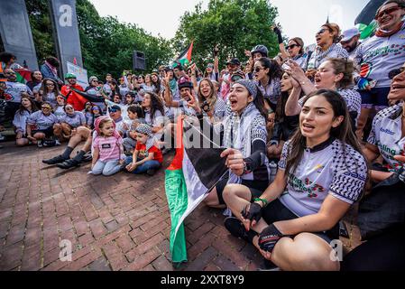 „Radfahrer von Cycling4Gaza“ versammeln sich am Holocaust-Denkmal auf dem Carnegieplein und hören Reden während der Kampagne 2024 „Cycling4Justice“. Cycling4Justice Campaign in den Haag. Cycling4Gaza startete in Zusammenarbeit mit der Ajyal Foundation for Education die Cycling4Justice Campaign 2024. 100 Radfahrer aus 28 Ländern nahmen an der diesjährigen Veranstaltung Teil, von denen fast alle aus dem Nahen Osten nach Europa geflogen waren, wobei ein Mitglied aus Pakistan kam. Die diesjährige Veranstaltung widmete sich der Sensibilisierung für die 17-jährige Blockade und den anhaltenden Völkermord in Gaza. Die Kampagne brachte mehr hervor Stockfoto