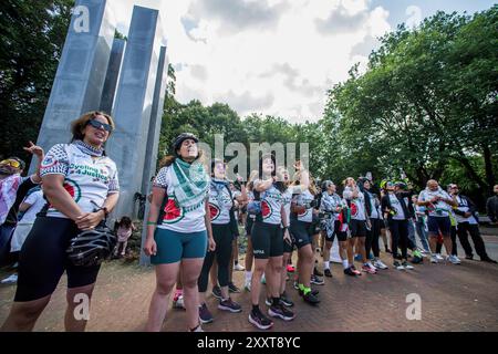 „Radfahrer von Cycling4Gaza“ versammeln sich am Holocaust-Denkmal auf dem Carnegieplein und hören Reden während der Cycling4Justice-Kampagne 2024. Cycling4Justice Campaign in den Haag. Cycling4Gaza startete in Zusammenarbeit mit der Ajyal Foundation for Education die Cycling4Justice Campaign 2024. 100 Radfahrer aus 28 Ländern nahmen an der diesjährigen Veranstaltung Teil, von denen fast alle aus dem Nahen Osten nach Europa geflogen waren, wobei ein Mitglied aus Pakistan kam. Die diesjährige Veranstaltung widmete sich der Sensibilisierung für die 17-jährige Blockade und den anhaltenden Völkermord in Gaza. Die Kampagne brachte mehr Stockfoto