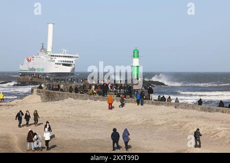 Fähre im Sturm vor der Ostseeküste, Deutschland, Mecklenburg-Vorpommern, Warnemünde Stockfoto