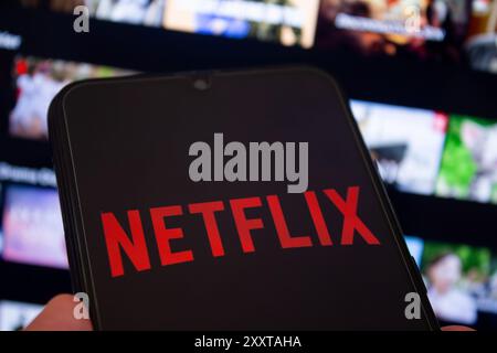 Netflix-Logo wird auf dem Smartphone angezeigt. Beliebter Video-Streaming-Dienst Netflix. Afyonkarahisar, Türkei - 19. Juli 2024. Stockfoto