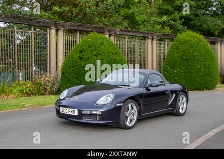 2006 PORSCHE BOXSTER 24V 2687cc 6-Gang Schaltgetriebe; Ankunft auf der jährlichen Stanley Park Classic Car Show in den Ital Gardens. Stanley Park Classics Yesteryear Motor Show, veranstaltet von Blackpool Vintage Vehicle Preservation Group, Großbritannien. Stockfoto