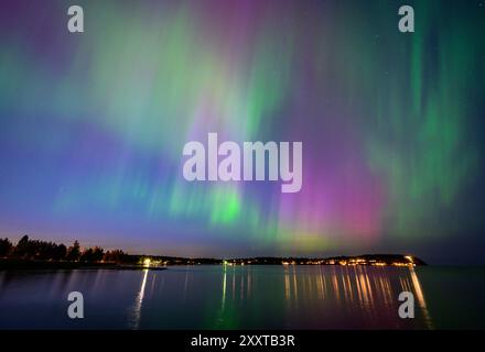 Sundsvall, Schweden. August 2024. Bunte Auroras leuchten am Nachthimmel über der Ostsee in der Nähe der nordschwedischen Stadt Sundsvall. Quelle: Patrick Pleul/dpa/Alamy Live News Stockfoto