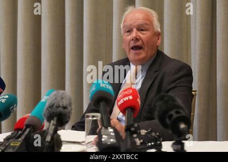 Jon Hill, der leitende Ermittler der unabhängigen Kommission für die Ortung der Überreste der Opfer (ICLVR), sprach bei einer Pressekonferenz über die Pläne, eine Suche nach den Überresten von Robert Nairac durchzuführen. In einem abgelegenen Gebiet der irischen Grenze soll eine Suche nach dem verschwundenen Soldaten beginnen. Der Offizier der britischen Armee soll 1977 von der Provisorischen IRA entführt worden sein, während er in einem Pub in South Armagh verdeckt war und über die Grenze zur Flurry Bridge in County Louth gebracht wurde, wo er getötet wurde. Die Überreste des Captain der Grenadier-Garde wurden nie gefunden. Bild Stockfoto