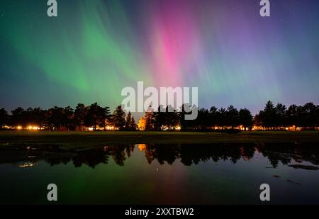 Sundsvall, Schweden. August 2024. Farbenfrohe Auroras leuchten am Nachthimmel in der Nähe der nordschwedischen Stadt Sundsvall. Quelle: Patrick Pleul/dpa/Alamy Live News Stockfoto