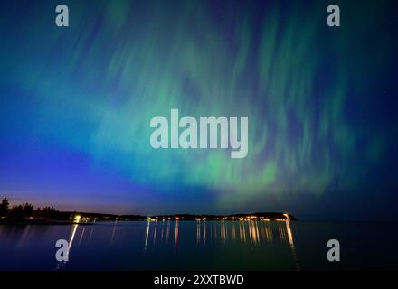 Sundsvall, Schweden. August 2024. Bunte Auroras leuchten am Nachthimmel über der Ostsee in der Nähe der nordschwedischen Stadt Sundsvall. Quelle: Patrick Pleul/dpa/Alamy Live News Stockfoto