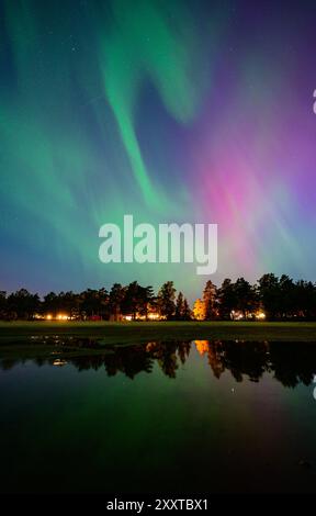 Sundsvall, Schweden. August 2024. Farbenfrohe Auroras leuchten am Nachthimmel in der Nähe der nordschwedischen Stadt Sundsvall. Quelle: Patrick Pleul/dpa/Alamy Live News Stockfoto