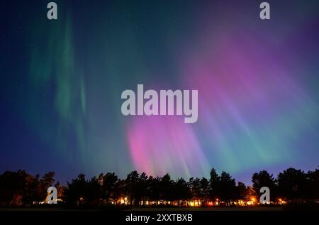 Sundsvall, Schweden. August 2024. Farbenfrohe Auroras leuchten am Nachthimmel in der Nähe der nordschwedischen Stadt Sundsvall. Quelle: Patrick Pleul/dpa/Alamy Live News Stockfoto