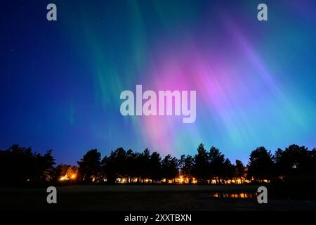 Sundsvall, Schweden. August 2024. Farbenfrohe Auroras leuchten am Nachthimmel in der Nähe der nordschwedischen Stadt Sundsvall. Quelle: Patrick Pleul/dpa/Alamy Live News Stockfoto