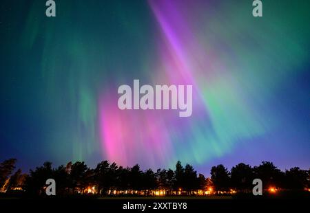 Sundsvall, Schweden. August 2024. Farbenfrohe Auroras leuchten am Nachthimmel in der Nähe der nordschwedischen Stadt Sundsvall. Quelle: Patrick Pleul/dpa/Alamy Live News Stockfoto