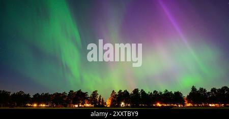 Sundsvall, Schweden. August 2024. Farbenfrohe Auroras leuchten am Nachthimmel in der Nähe der nordschwedischen Stadt Sundsvall. Quelle: Patrick Pleul/dpa/Alamy Live News Stockfoto