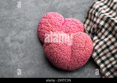 Herzförmige Choux-Kekse mit Cremefüllung auf grauem Hintergrund Stockfoto