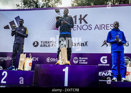 In der Herrenkategorie wurde das Podium von Gerba Beyata Dibaba aus Äthiopien mit einer Zeit von einer Stunde und 26 Sekunden geführt. Ihm folgten Cosmas Mwangi Boi aus Kenia mit einer Stunde und 28 Sekunden, sowie Richard Yator Kimunyan aus Kenia mit einer Stunde und 47 Sekunden. Die Neuauflage des Buenos Aires City Half Marathon ist ein rekordverdächtiges Ereignis mit mehr als 25.000 Teilnehmern und 4.146 Ausländern. In diesem Jahr wurde der 21 km von World Athletics als eines der 10 besten Rennen der Welt ausgewählt und war das beliebteste in Südamerika. Der Rundkurs führt durch die emblematischen Viertel der Stadt. Stockfoto