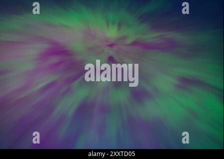 Sundsvall, Schweden. August 2024. Farbenfrohe Auroras leuchten am Nachthimmel in der Nähe der nordschwedischen Stadt Sundsvall. Quelle: Patrick Pleul/dpa/Alamy Live News Stockfoto