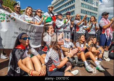 Holocaust Memorial, Carnegieplein, Den Haag, Niederlande. Sonntag, 25. August 2024. Cycling4Gaza startete in Zusammenarbeit mit der Ajyal Foundation for Education die Cycling4Justice Campaign 2024. 100 Radfahrer aus 28 Ländern nahmen an der diesjährigen Veranstaltung Teil, von denen fast alle aus dem Nahen Osten nach Europa geflogen waren, wobei ein Mitglied aus Pakistan angekommen war. Die diesjährige Veranstaltung widmete sich der Sensibilisierung für die 17-jährige Blockade und den anhaltenden Völkermord in Gaza. Quelle: Charles M Vella/Alamy Live News Stockfoto