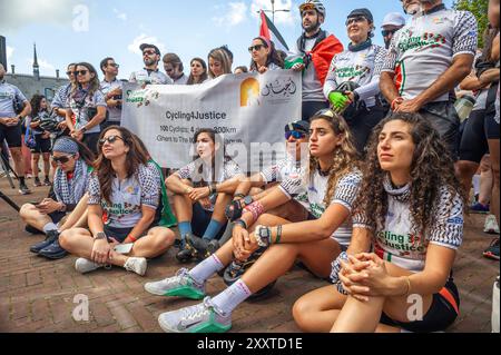 Holocaust Memorial, Carnegieplein, Den Haag, Niederlande. Sonntag, 25. August 2024. Cycling4Gaza startete in Zusammenarbeit mit der Ajyal Foundation for Education die Cycling4Justice Campaign 2024. 100 Radfahrer aus 28 Ländern nahmen an der diesjährigen Veranstaltung Teil, von denen fast alle aus dem Nahen Osten nach Europa geflogen waren, wobei ein Mitglied aus Pakistan angekommen war. Die diesjährige Veranstaltung widmete sich der Sensibilisierung für die 17-jährige Blockade und den anhaltenden Völkermord in Gaza. Quelle: Charles M Vella/Alamy Live News Stockfoto